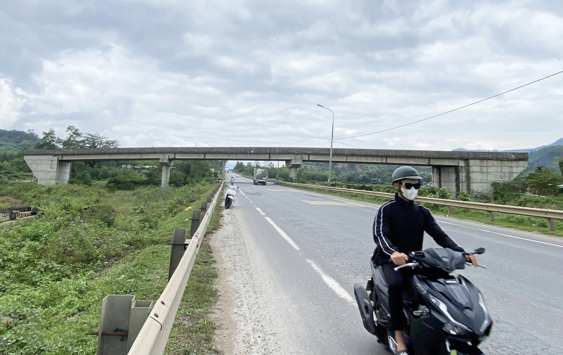 Cây cầu vượt tại xã Hòa Nhơn xây dựng đã lâu nhưng chưa có đường dẫn, người dân ví von như cái cổng chào - Ảnh: LÊ TRUNG