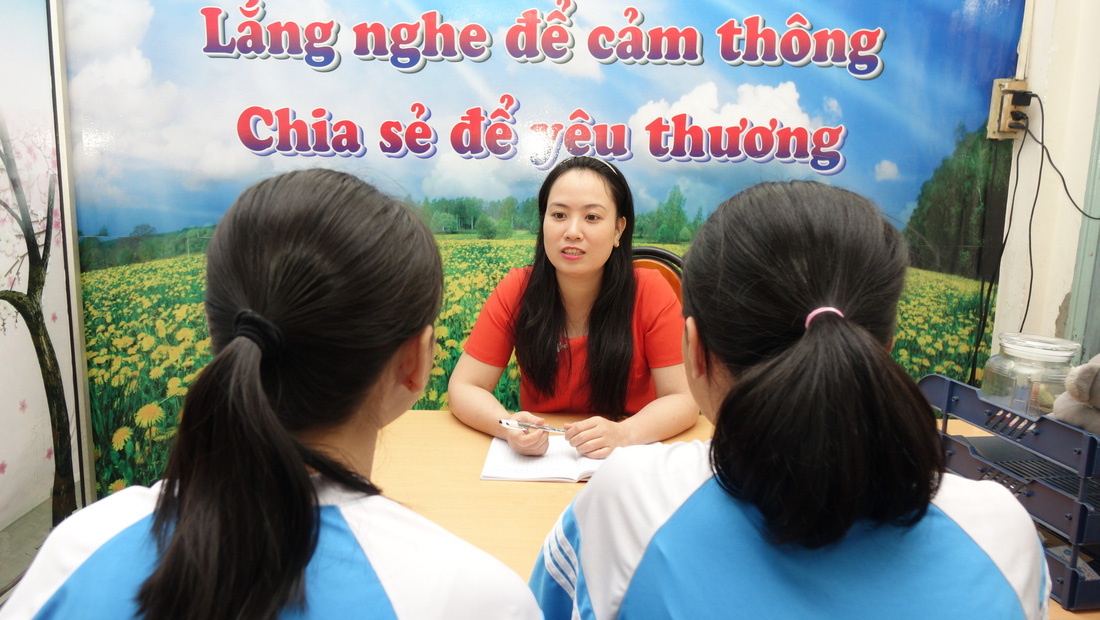 Thầy cô tư vấn tâm lý cho học sinh tại Trường THPT Trần Phú, quận Tân Phú (TP.HCM) - Ảnh: NHƯ HÙNG