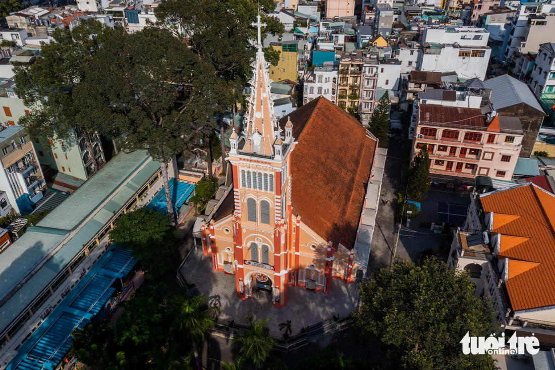 Khánh thành vào năm 1896, nhà thờ Chợ Quán (quận 5) được coi là thánh đường cổ nhất Sài Gòn, mang vẻ uy nghi, tráng lệ với lối kiến trúc độc đáo