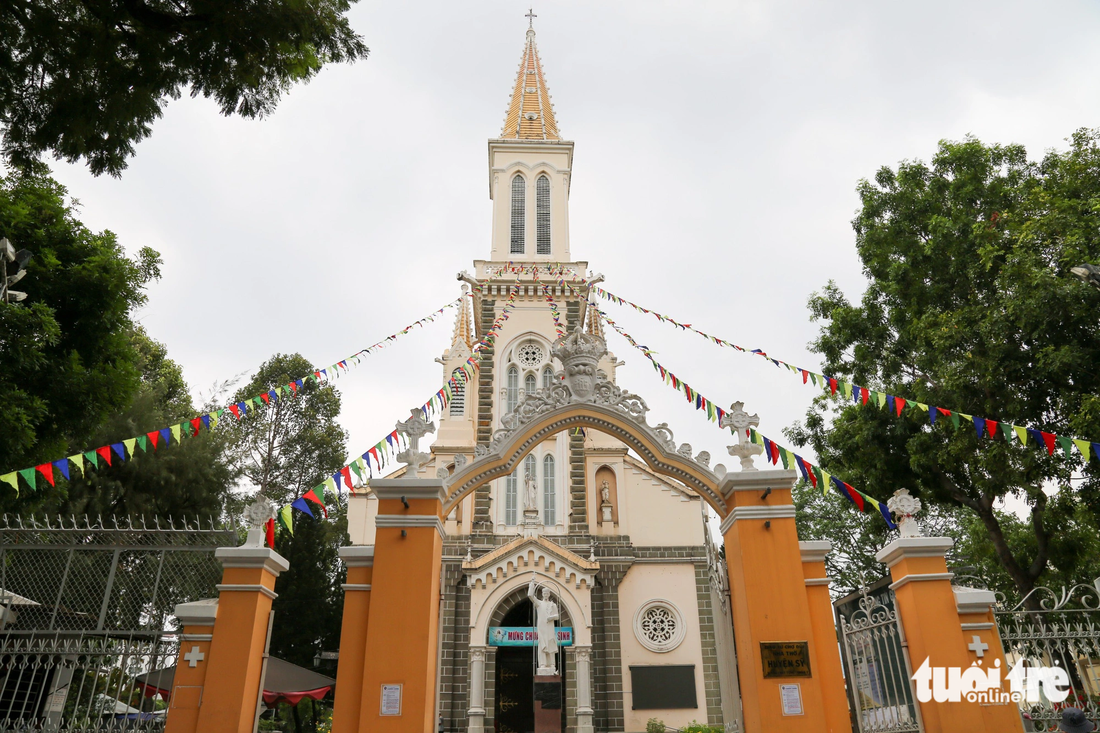 Nhà thờ Huyện Sỹ (góc đường Tôn Thất Tùng - Nguyễn Trãi, quận 1, TP.HCM) tên gốc là nhà thờ Giáo xứ Chợ Đũi, được xây dựng trong 3 năm (1902-1905) do vợ chồng ông Lê Phát Đạt (thường gọi là Huyện Sỹ, 1841-1900) và bà Huỳnh Thị Tài (1845-1920) hiến 1/7 tài sản của mình để xây dựng nhà thờ