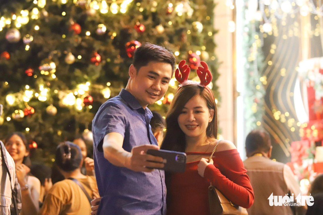 Chị Quỳnh Anh (quận 7) tranh thủ lưu lại kỷ niệm Giáng sinh sớm cùng người yêu