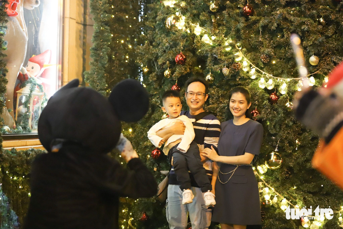 Tranh thủ tối cuối tuần, anh Nguyễn Hoàng Nam (TP Thủ Đức) đưa vợ và con gái đến check-in Giáng sinh sớm