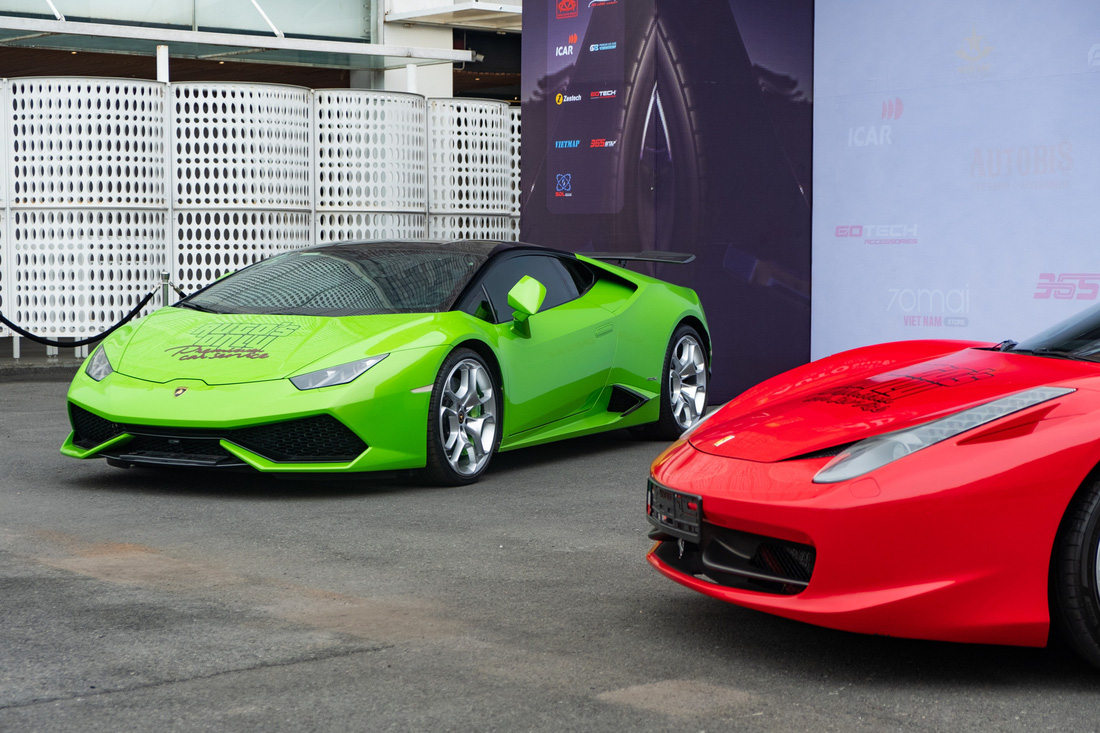 Ngay trước triển lãm là cặp đôi Lamborghini Huracan và Ferrari 458 Italia của Auto's Only. Đây là showroom, xưởng dịch vụ chuyên về siêu xe, xe siêu sang tại quận 7, TP.HCM. Auto's Only khá kín tiếng với người ngoài để đảm bảo sự riêng tư cho khách hàng - Ảnh: QUỐC MINH - BTC