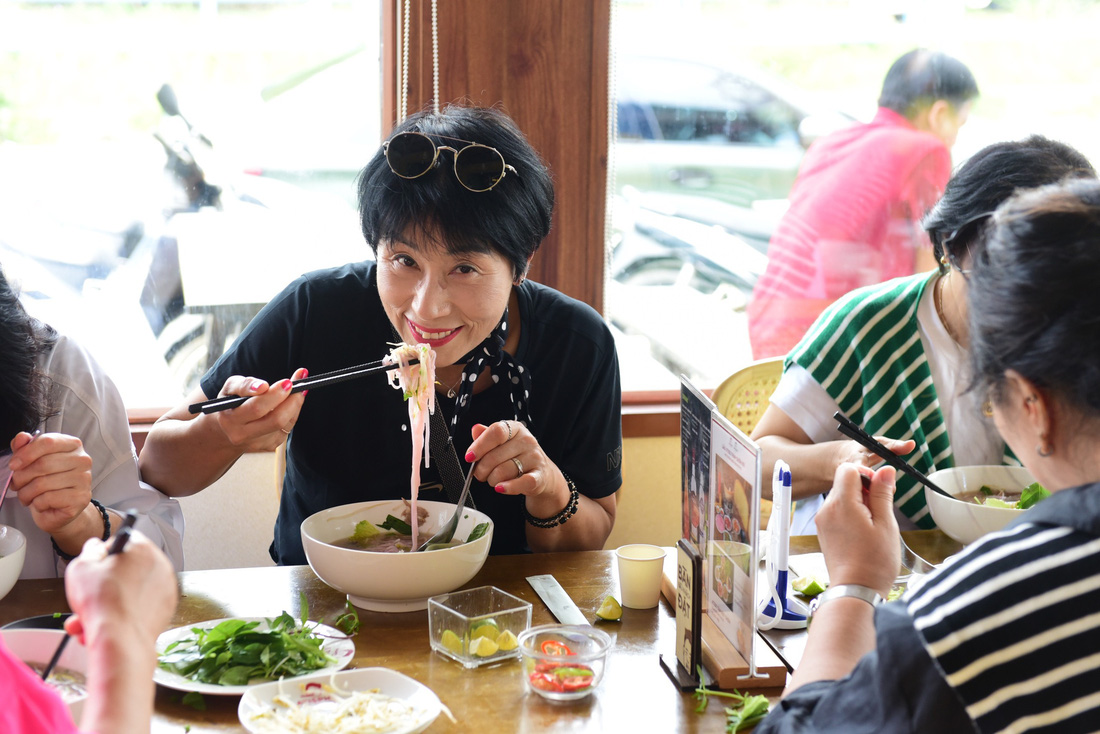 Du khách Hàn Quốc thưởng thức phở atisô khi đến Đà Lạt - Ảnh: DUYÊN PHAN