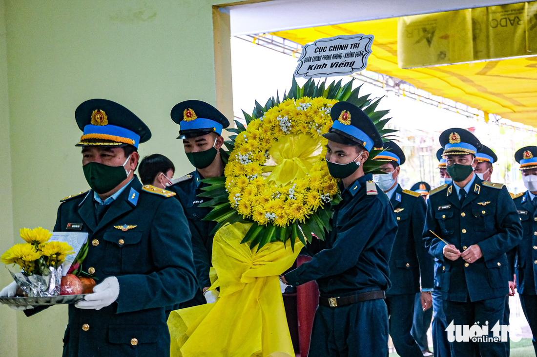 Người thân, đồng đội nghẹn ngào tiễn biệt phi công hy sinh trong vụ rơi máy bay Su-22 - Ảnh 3.