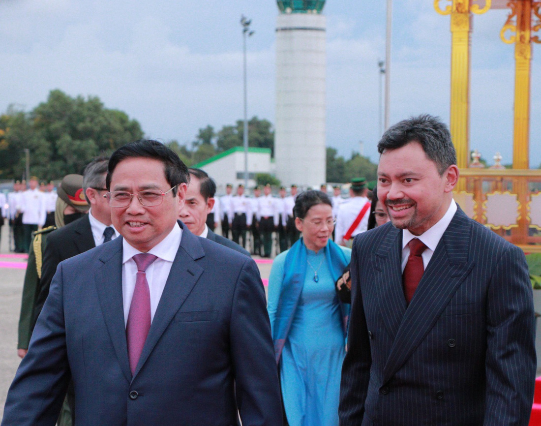 Thái tử Brunei đón Thủ tướng Phạm Minh Chính và phu nhân tại sân bay - Ảnh 8.