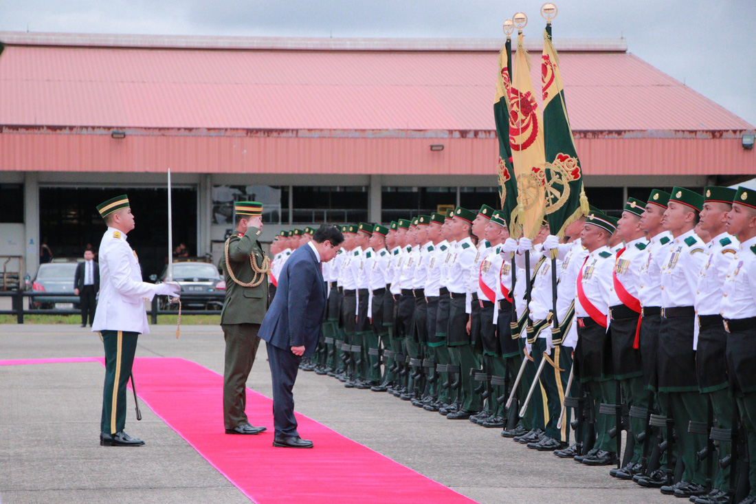 Thái tử Brunei đón Thủ tướng Phạm Minh Chính và phu nhân tại sân bay - Ảnh 5.
