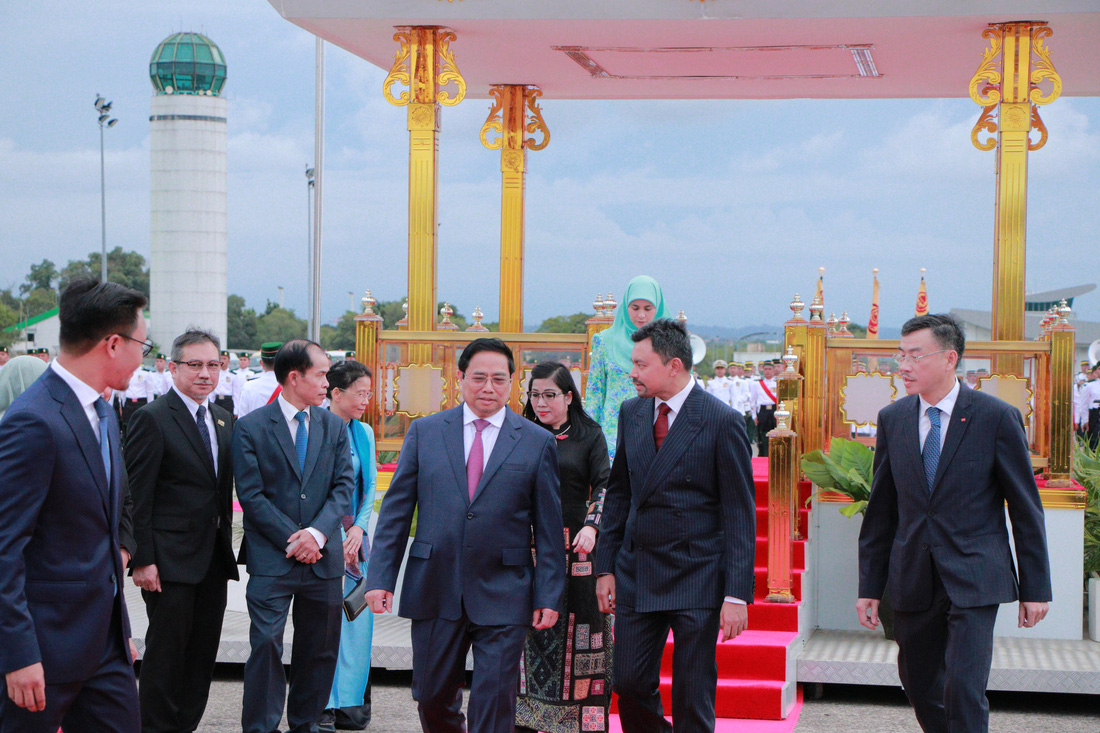 Thái tử Brunei đón Thủ tướng Phạm Minh Chính và phu nhân tại sân bay - Ảnh 7.