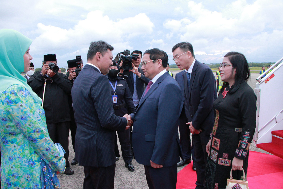 Thái tử Brunei đón Thủ tướng Phạm Minh Chính và phu nhân tại sân bay - Ảnh 2.