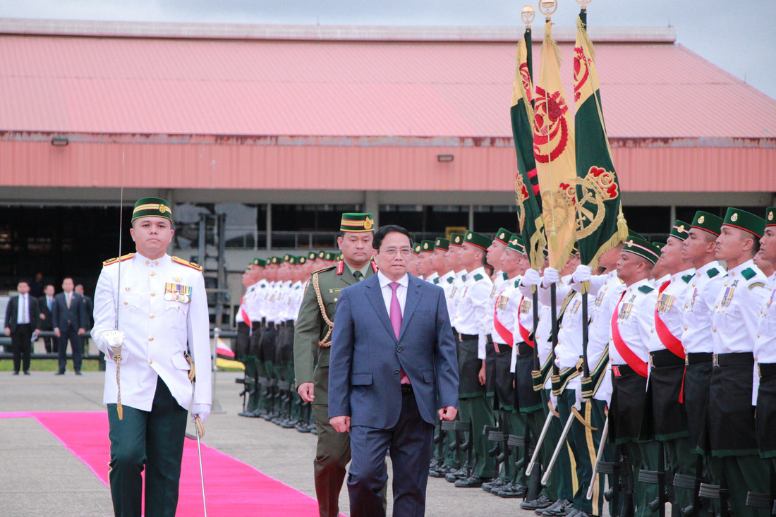 Thái tử Brunei đón Thủ tướng Phạm Minh Chính và phu nhân tại sân bay - Ảnh 6.