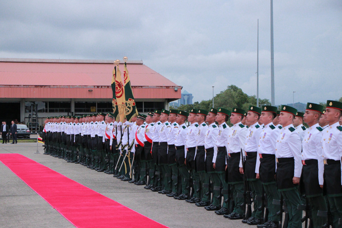 Thái tử Brunei đón Thủ tướng Phạm Minh Chính và phu nhân tại sân bay - Ảnh 4.