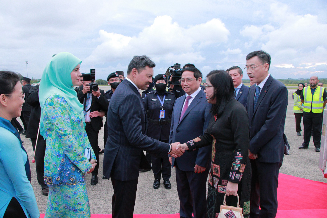 Thái tử Brunei đón Thủ tướng Phạm Minh Chính và phu nhân tại sân bay - Ảnh 3.