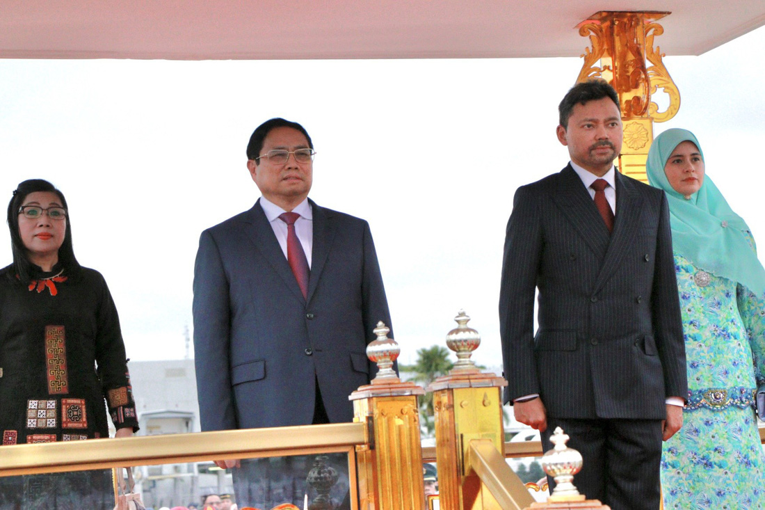 Thái tử Brunei đón Thủ tướng Phạm Minh Chính và phu nhân tại sân bay - Ảnh 1.