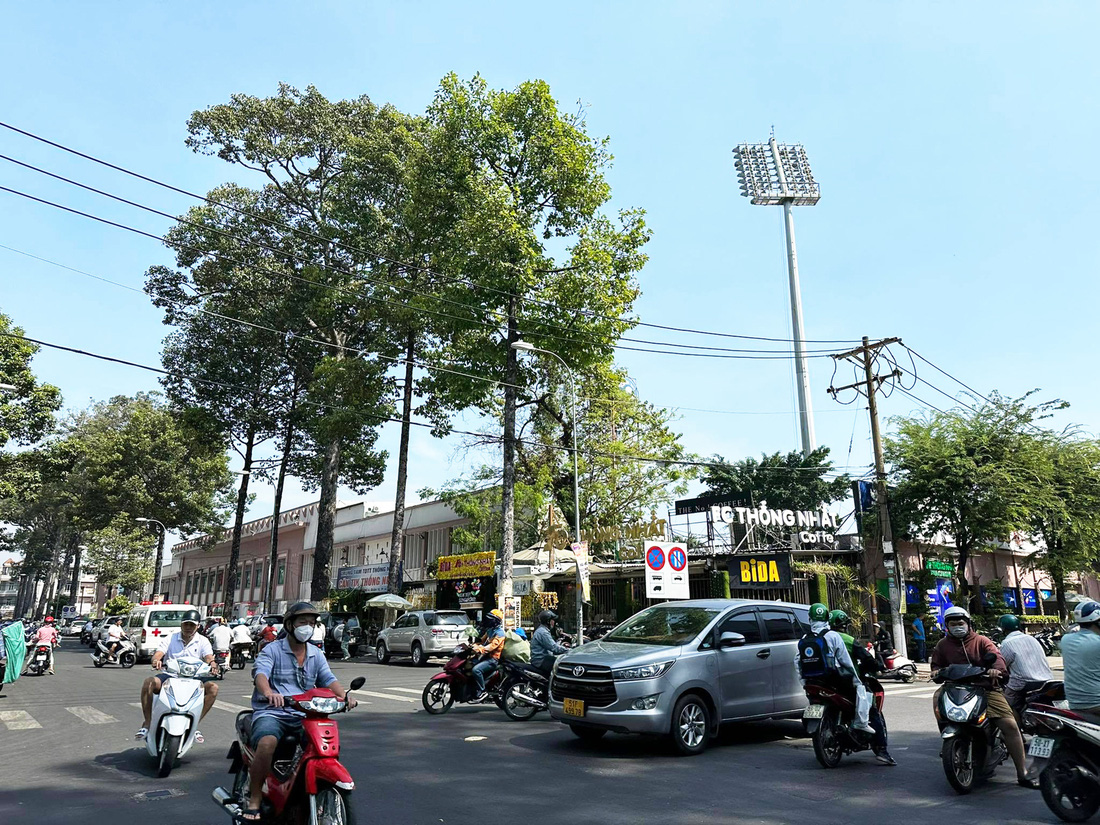 Góc phố Nguyễn Kim - Đào Duy Từ ngày nay vẫn còn nhiều hình ảnh sân bóng kế bên - Ảnh: TRUNG NGHĨA