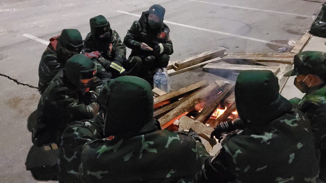 76 quân nhân Việt Nam hành quân 10km hỗ trợ nạn nhân động đất - Ảnh 5.