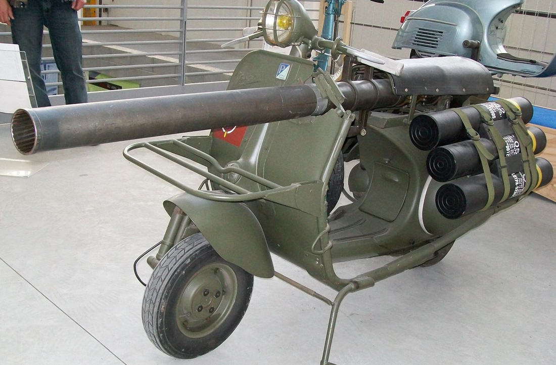 Xe máy Vespa phiên bản vũ trang, gắn súng thần công - Ảnh 3.