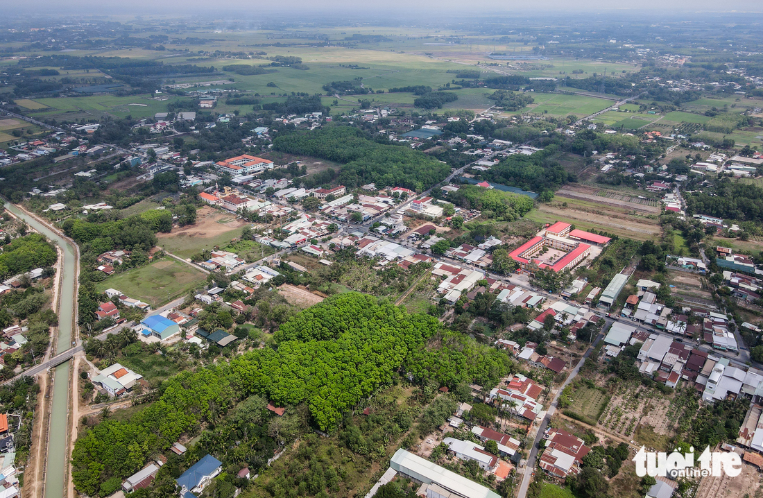 Tại đường Nguyễn Thị Rành, huyện Củ Chi là nơi dự án vành đai 4 đi qua hiện dân cư khá đông. Đặc biệt tại giao lộ Nguyễn Thị Rành với Tỉnh lộ 2 chi chít nhà cửa, gần đó là trường học