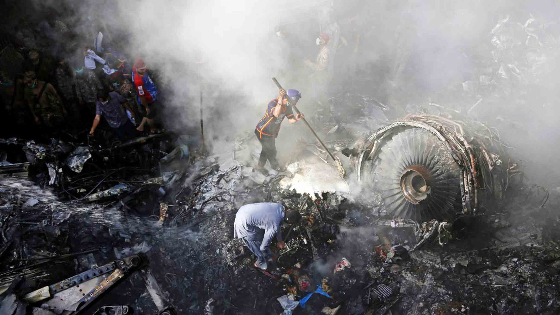 Máy bay mang số hiệu PK-8303 rơi tan nát ở khu dân cư Karachi - Ảnh: AP