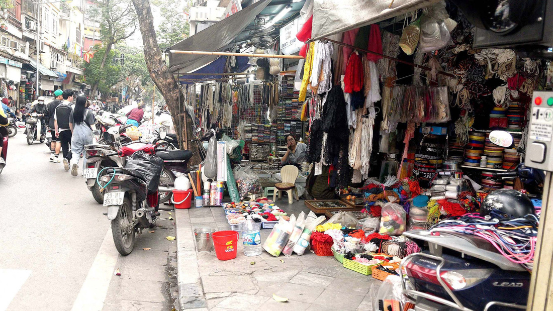 Dọc tuyến phố Hàng Bồ (quận Hoàn Kiếm, Hà Nội), phần lớn vỉa hè đều bị “xẻ thịt” làm nơi kinh doanh (ảnh chụp vào chiều 21-2) - Ảnh: PHƯƠNG NAM