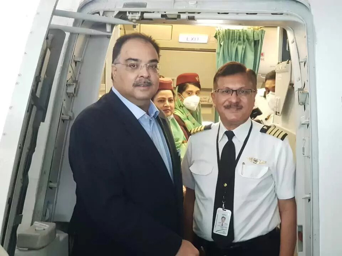 Ông Masud (trái) đi máy bay trở lại lần đầu vào tháng 9-2020 Ảnh: pkaviation.com