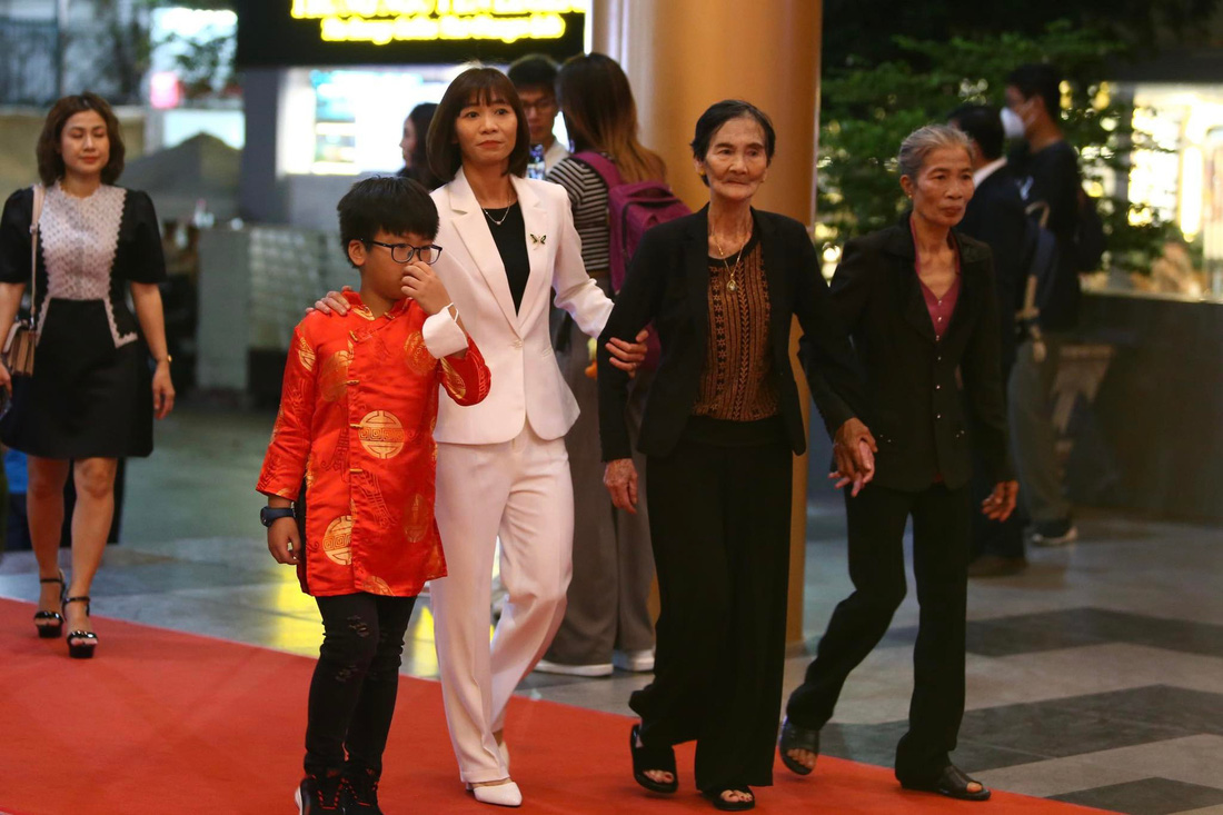 Thuỳ Trang (áo trắng) đến dự Lễ trao giải Quả bóng vàng 2022 - Ảnh; H.T