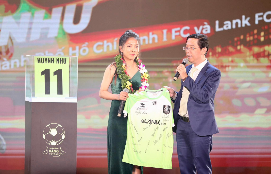 Huỳnh Như trao tặng áo thi đấu tại CLB Lank cho ban tổ chức - Ảnh: NGUYÊN KHÔI