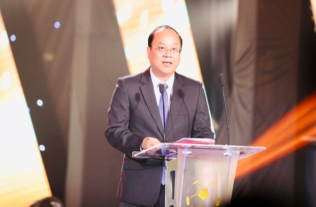 Ông Nguyễn Hồ Hải, phó bí thư Thành Uỷ TP.HCM phát biểu tại Lễ trao giải quả bóng vàng Việt Nam 2022 - Ảnh: NGUYÊN KHÔI