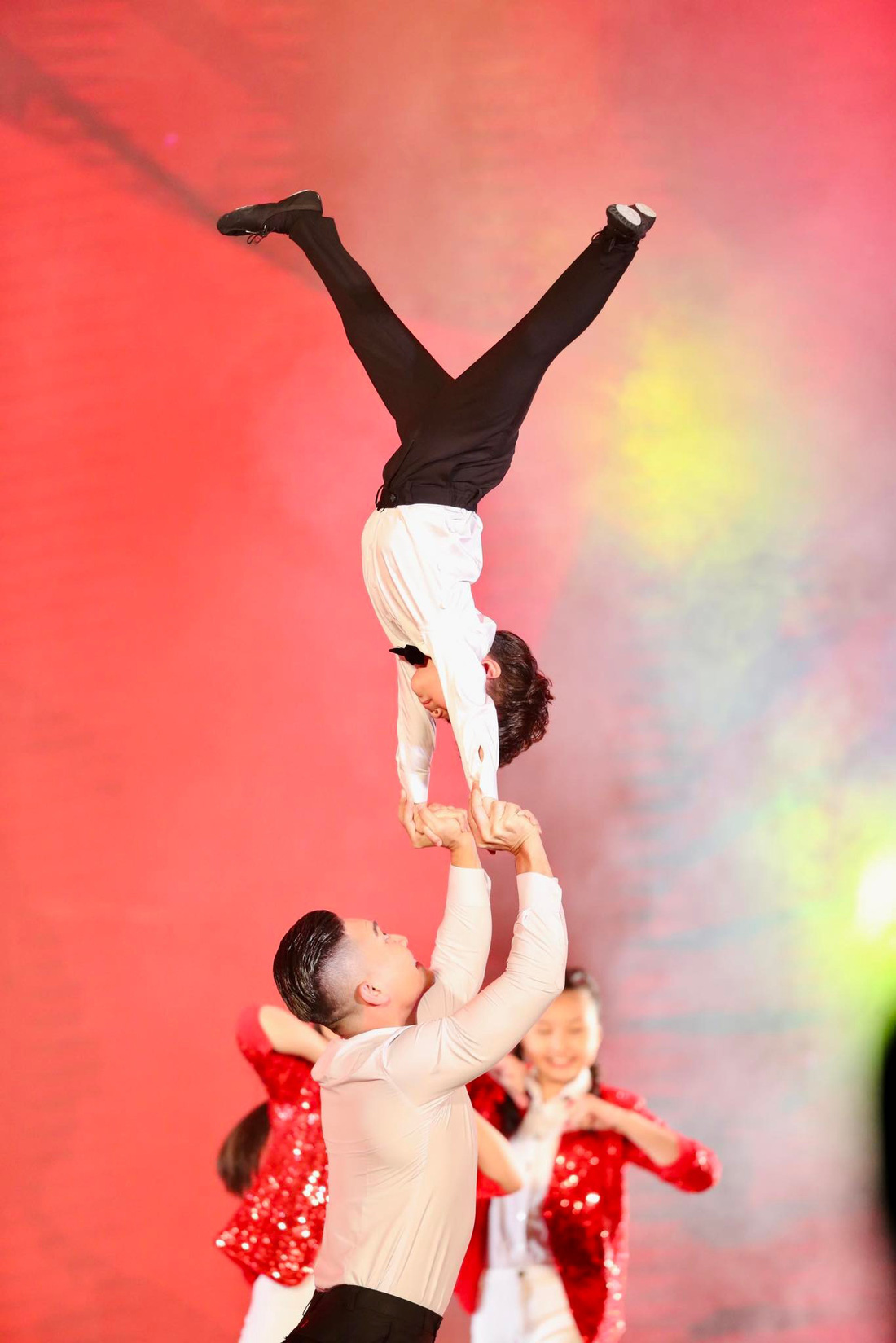 Phần biểu diễn của Quốc Cơ và con trai mở màn Lễ trao giải quả bóng vàng Việt Nam 2022- Ảnh: NGUYÊN KHÔI