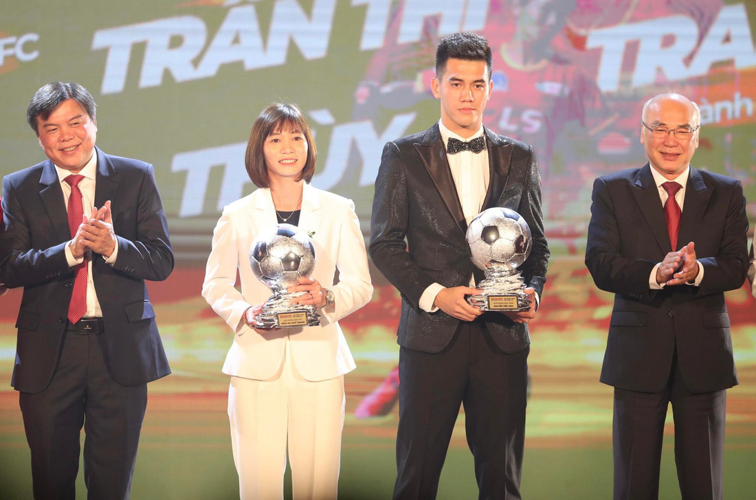 Thuỳ Trang (thứ 2 từ trái sang), Tiến Linh (thứ ba, từ trái sang) nhận Quả bóng bạc nữ và Quả bóng bạc nam - Ảnh: NGUYÊN KHÔI