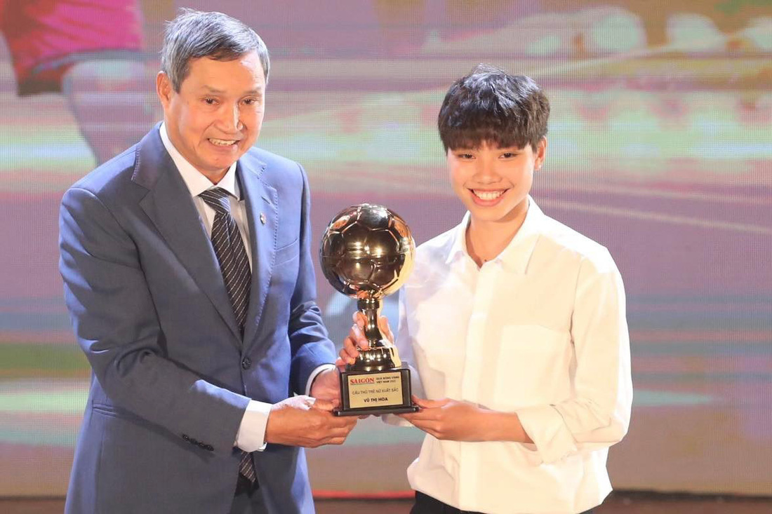 HLV trưởng tuyển nữ Việt Nam Mai Đức Chung trao giải cho cầu thủ trẻ nữ xuất sắc nhất năm 2022 Vũ Thị Hoa - Ảnh: H.T