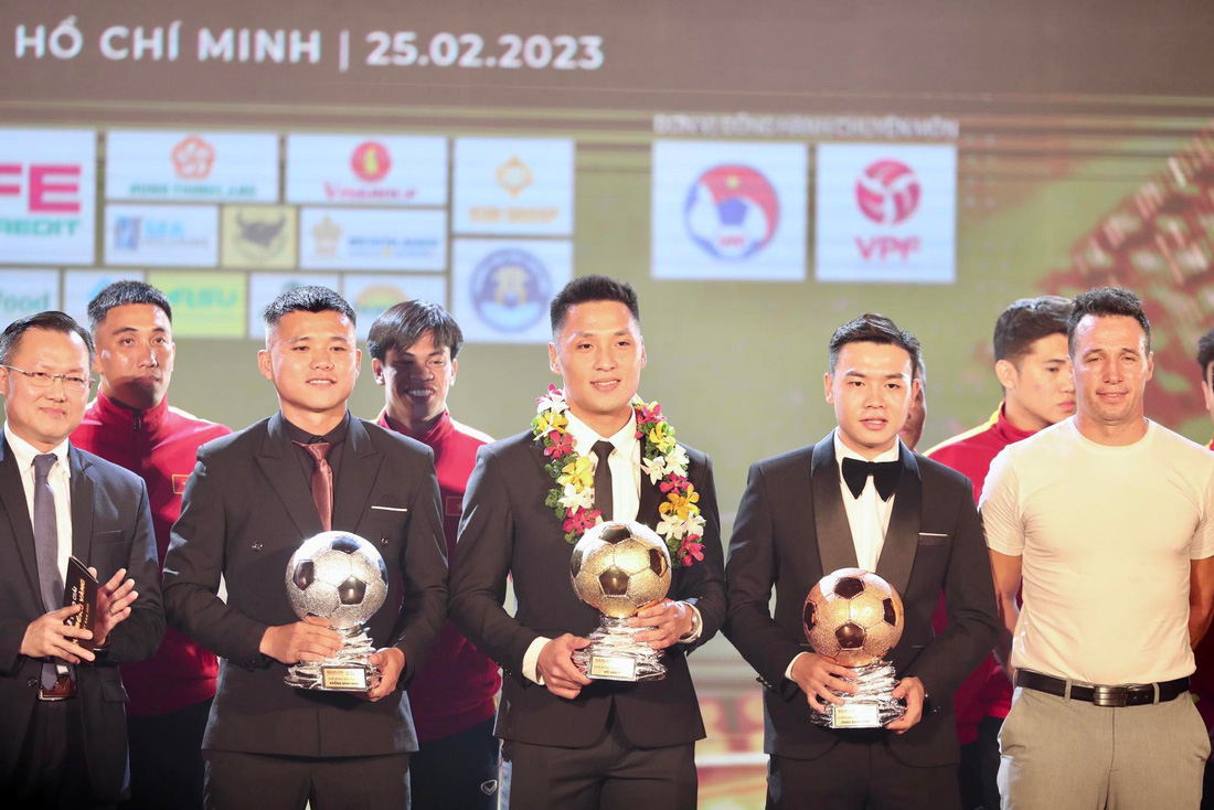 Văn Ý (giữa), Đình Hùng (trái) và Đoàn Phát (phải) lần lượt nhận các danh hiệu Quả bóng Vàng, bạc, đồng futsal - Ảnh: H.T