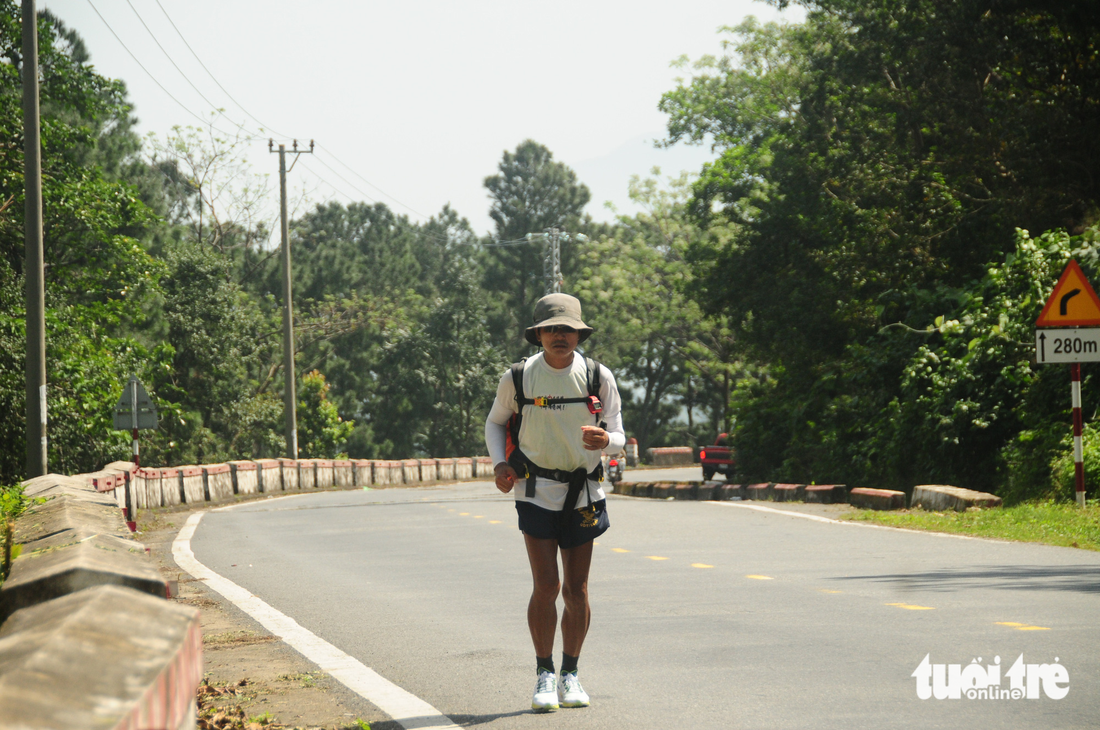 Gặp nhau trên đường chạy bộ xuyên Việt truyền cảm hứng rèn luyện cơ thể - Ảnh 6.