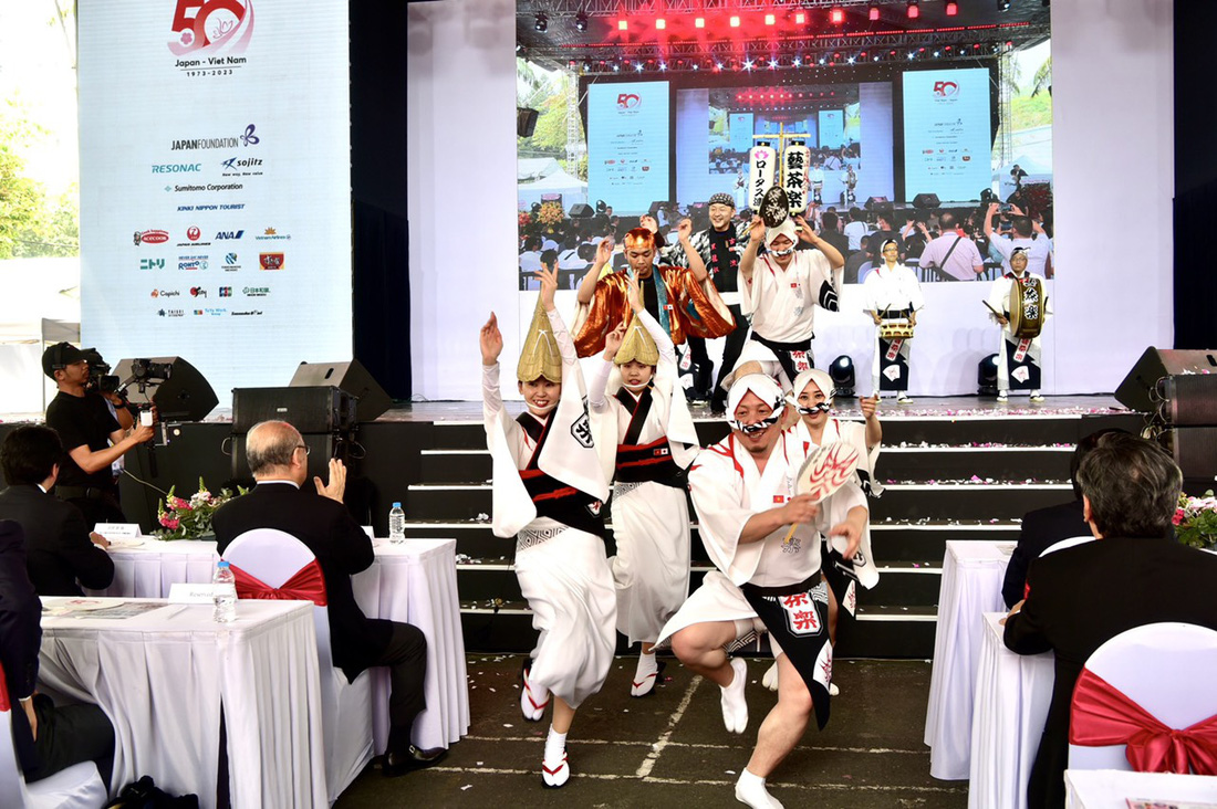 Điệu múa Yosakoi do các nghệ sĩ Nhật Bản biểu diễn tại Lễ hội Việt - Nhật lần 8 năm 2023 ở TP.HCM - Ảnh: T.T.D.