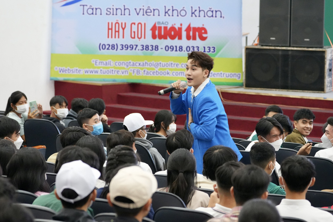 Ca sĩ Ali Hoàng Dương biểu diễn trong ngày hội - Ảnh: HỮU HẠNH