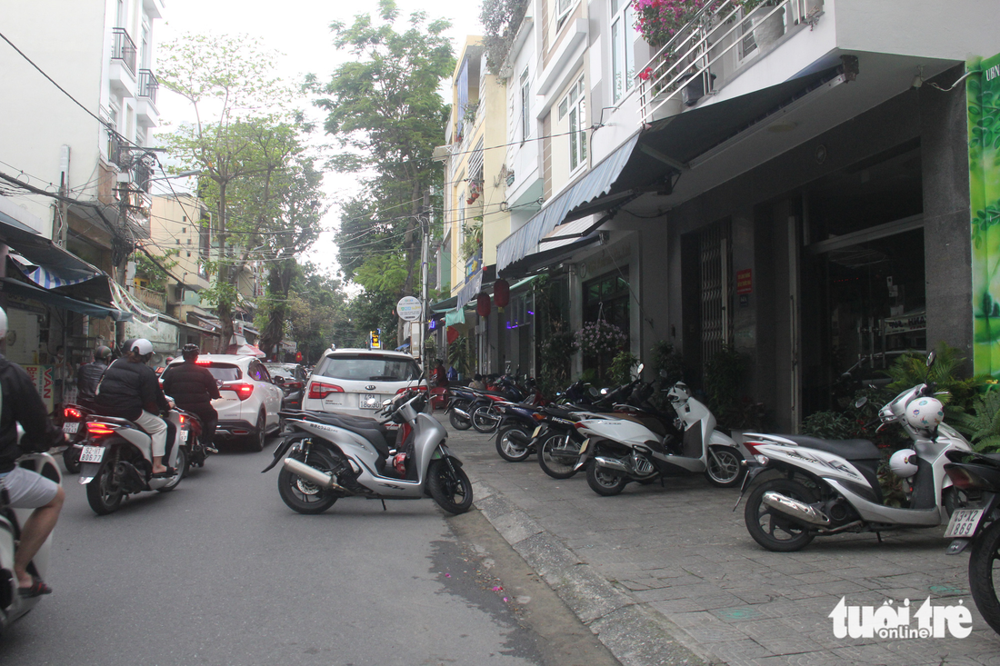 Muôn kiểu xí phần lòng đường để cản trở đậu ô tô ở Đà Nẵng - Ảnh 6.