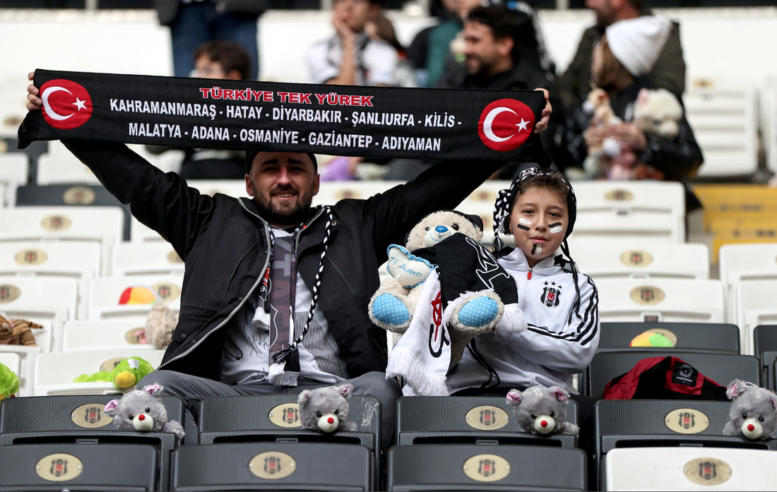 Mưa gấu bông trong trận đấu ở Thổ Nhĩ Kỳ - Ảnh 4.