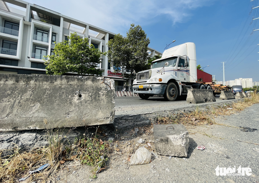 Hiện trạng đường Đồng Văn Cống vào cảng Cát Lái đang bị đề nghị thanh tra - Ảnh 1.