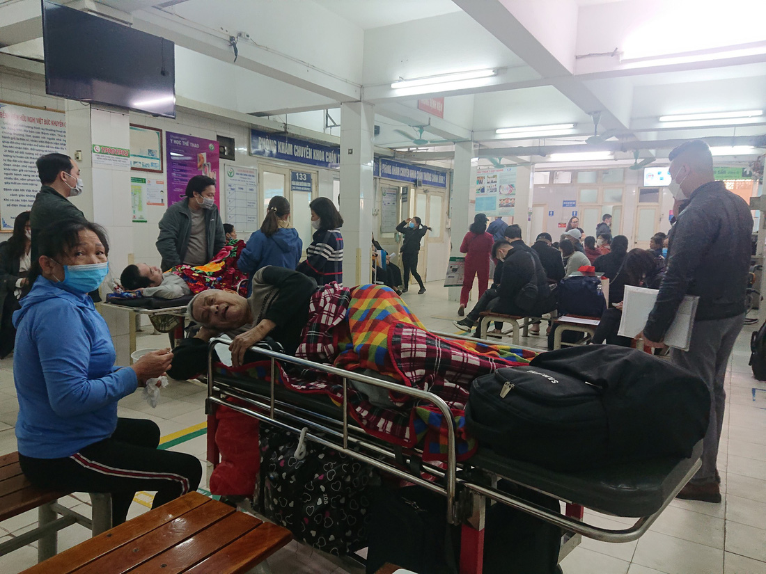 Lo lắng sắp hạn chế mổ phiên, bệnh nhân ùn ùn kéo đến Bệnh viện Việt Đức - Ảnh 1.