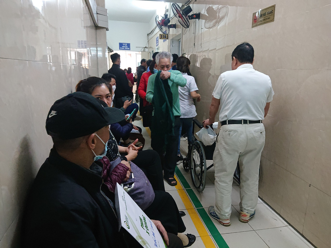 Lo lắng sắp hạn chế mổ phiên, bệnh nhân ùn ùn kéo đến Bệnh viện Việt Đức - Ảnh 6.