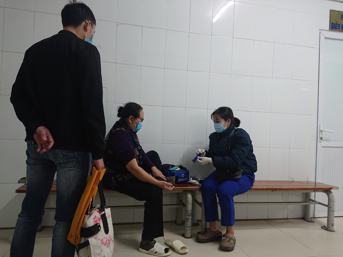 Lo lắng sắp hạn chế mổ phiên, bệnh nhân ùn ùn kéo đến Bệnh viện Việt Đức - Ảnh 4.