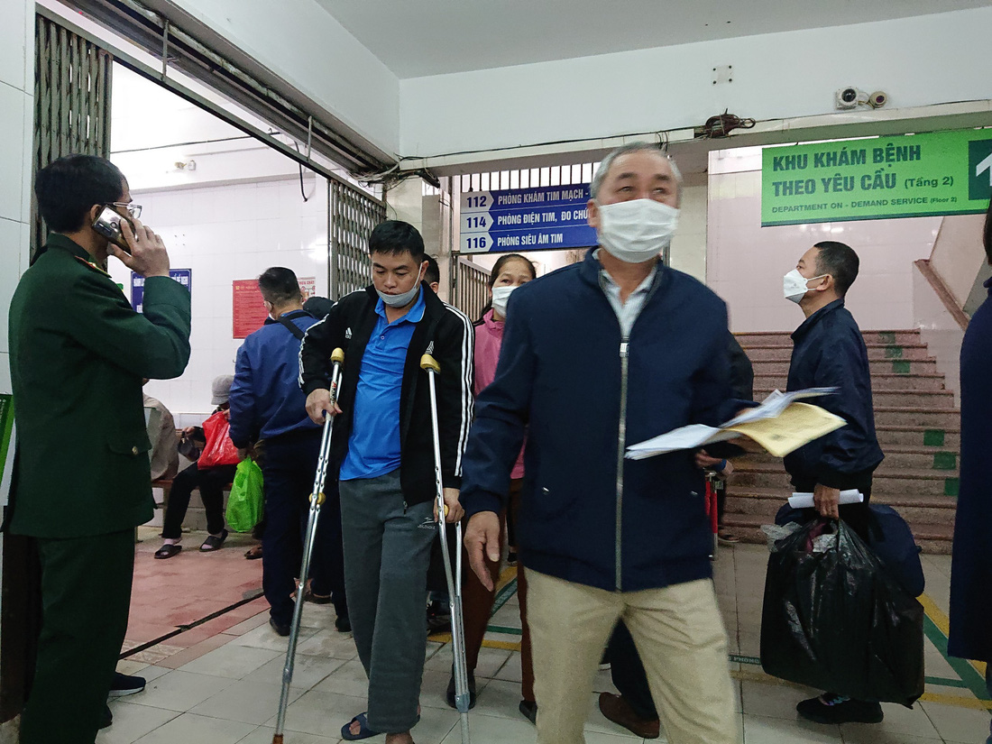 Lo lắng sắp hạn chế mổ phiên, bệnh nhân ùn ùn kéo đến Bệnh viện Việt Đức - Ảnh 7.