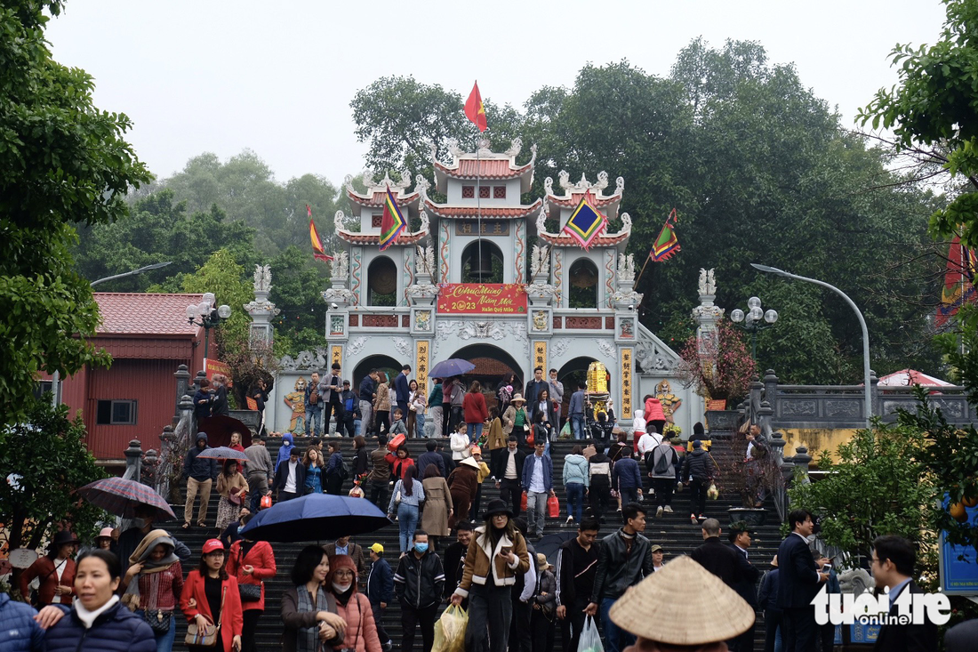 ‘Vay tiền, xin lộc’ đền Bà Chúa Kho: Đốt vàng mã giảm nhẹ, vẫn nhét tiền qua khe cửa - Ảnh 2.