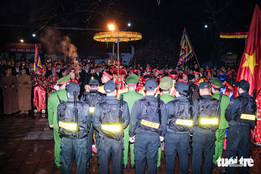 Cảnh sát vây kín bảo vệ kiệu ấn đền Trần - Ảnh 7.