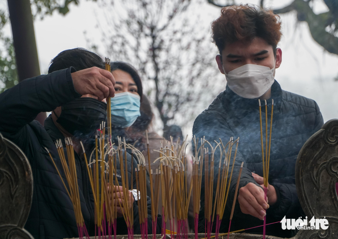 Người Hà Nội đội mưa đi lễ phủ Tây Hồ ngày rằm tháng giêng - Ảnh 5.