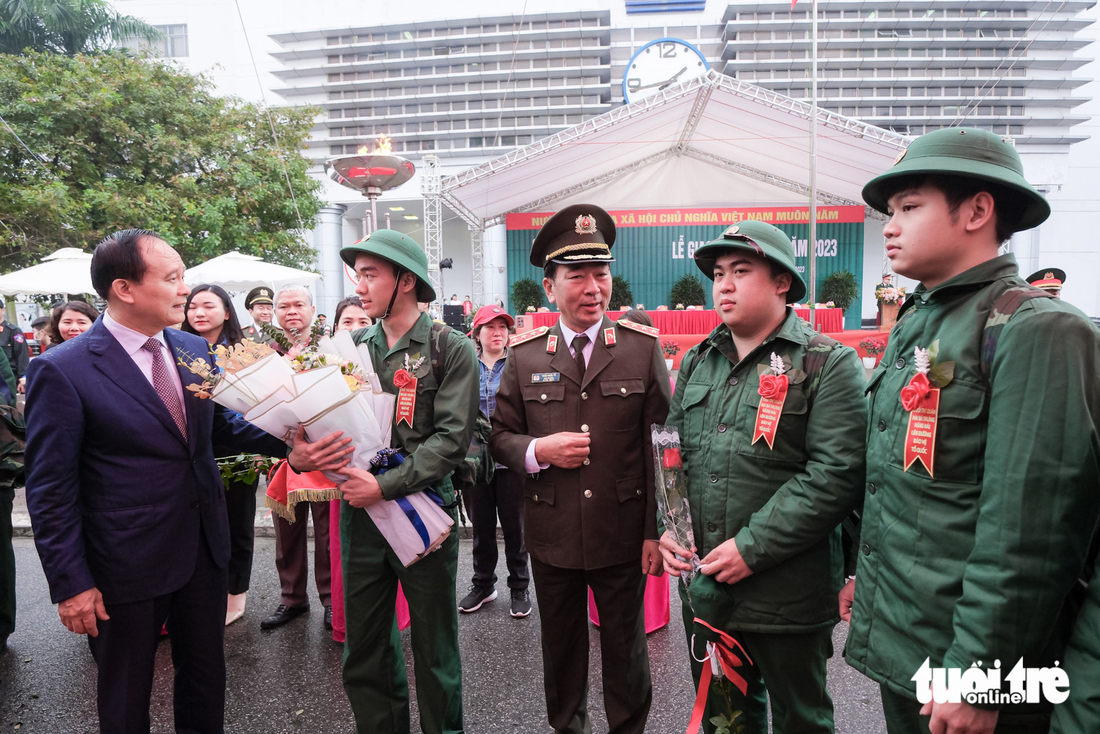 Hôm nay, 30 quận, huyện ở Hà Nội tiễn tân binh nhập ngũ - Ảnh 2.