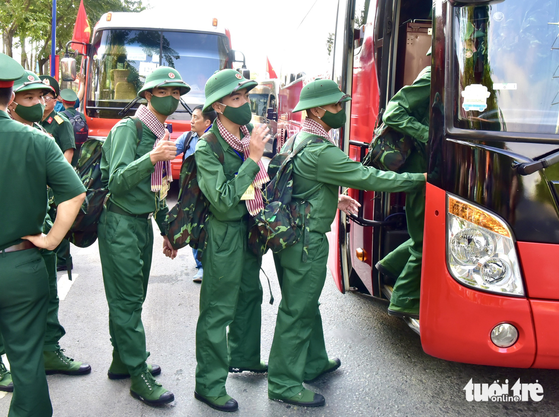 Hơn 4.700 tân binh TP.HCM lên đường nhập ngũ - Ảnh 5.