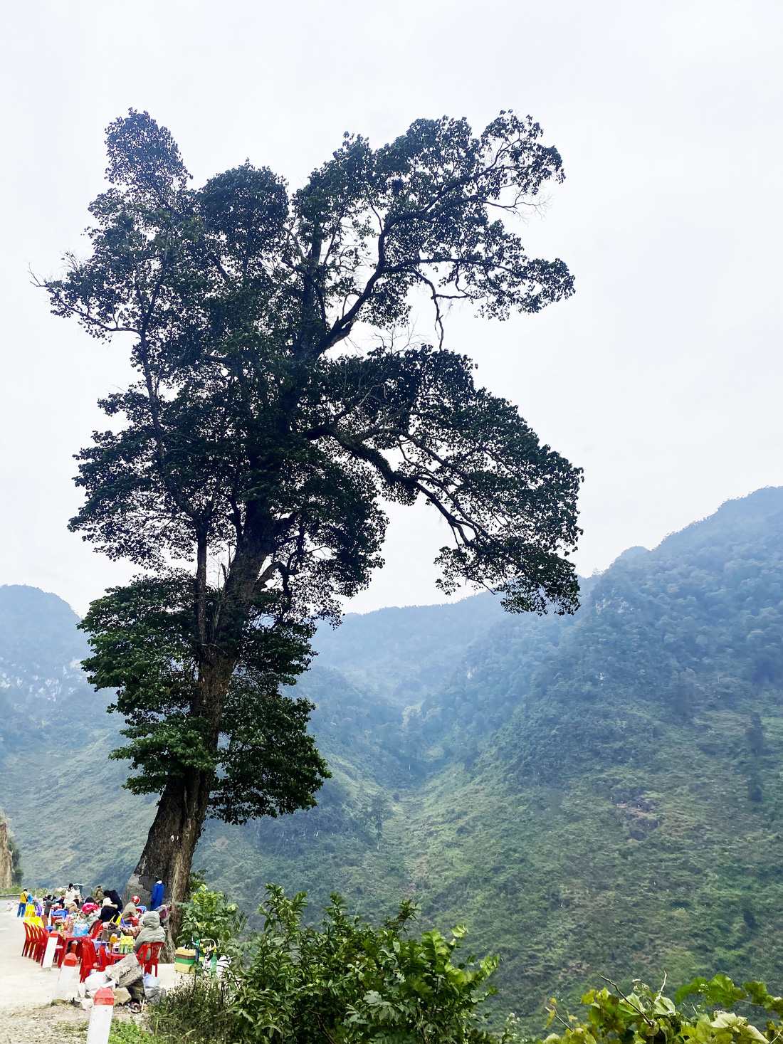 Vòng quanh Hà Giang 4 ngày 3 đêm: Nơi mỗi phiến đá hát một bài ca - Ảnh 3.