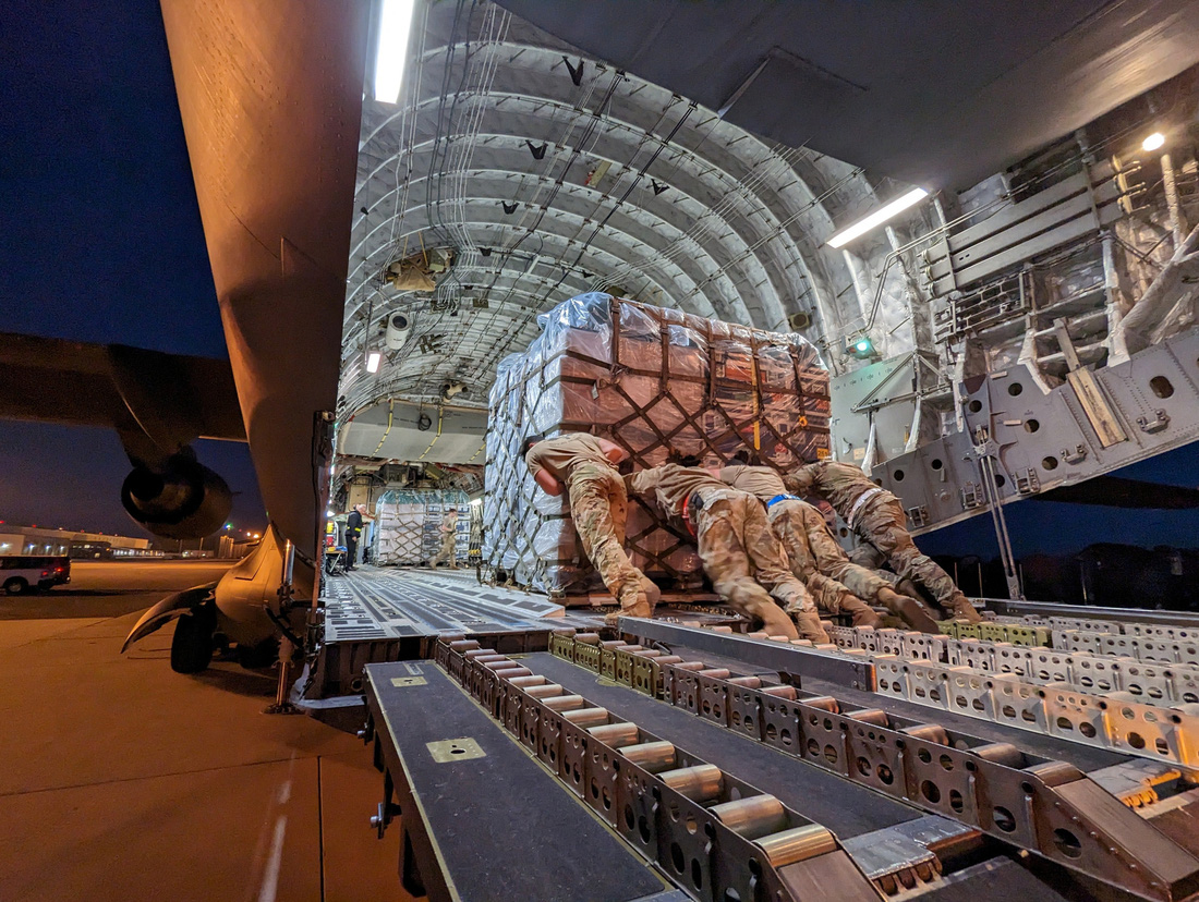 Thiết bị và hàng cứu trợ động đất được đưa lên máy bay vận tải ở Delaware, Mỹ, ngày 7-2 - Ảnh: REUTERS