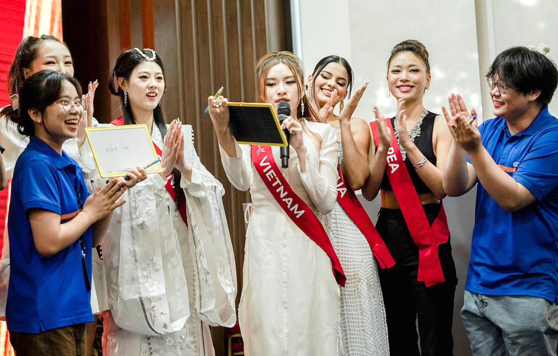 40 thí sinh hoa hậu quốc tế giao lưu sinh viên Việt Nam - Ảnh 1.