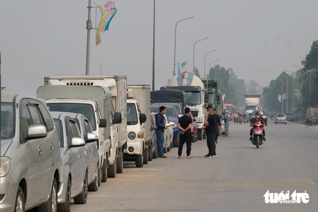 Hàng xe nối dài hơn 2km trước Trung tâm đăng kiểm phương tiện giao thông vận tải 99.02S (xã Tam Sơn, TP Từ Sơn, Bắc Ninh) - Ảnh: NGUYÊN BẢO